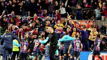 Soccer Football - LaLiga - FC Barcelona v Real Madrid - Camp Nou, Barcelona, Spain - March 19, 2023 FC Barcelona fans celebrate with players after Franck Kessie scores their second goal REUTERS/Nacho Doce