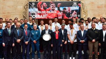 PALMA DE MALLORCA, 08/04/2024.- La presidenta del Govern Balear Marga Prohens (c) posa para los fotógrafos durante la recepción oficial de autoridades al RCD Mallorca tras proclamarse subcampeón de la Copa del Rey, este lunes en el Consolat de Mar, en Palma de Mallorca. EFE/MIQUEL A. BORRÀS
