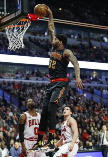 Mike Scott vuela para machacar ante la mirada de los Bulls. Una imagen vale más que mil palabras...