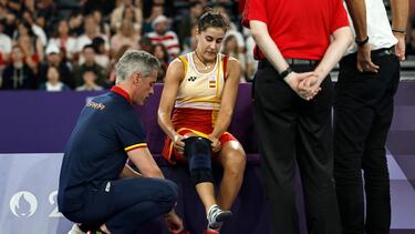 Carolina Mar¨ªn se coloca una rodillera durante su partido de semifinales en Par¨ªs 2024.