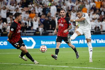 1-0. El inglés inicia la jugada con Mbappé que centra a Vinicius, alcanza la línea de fondo y cuelga el balón. Rodrygo, de cabeza, estrella el esférico al palo creando una segunda jugada en la que Kylian remata y rechaza Greif. En el rebote, Bellingham aprovecha para anotar con derecha.