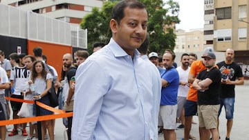 Anil Murthy acudió a las taquillas de Mestalla durante la venta de entradas para el derbi.