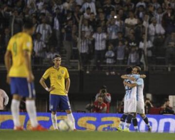 BAS125 BUENOS AIRES (ARGENTINA), 13/11/2015.- Los jugadores de la selección de Argentina Ezequiel Lavezzi (2d) y Gonzalo Higuaín (d) celebran un gol ante Brasil hoy, viernes 13 de noviembre de 2015, durante el partido entre las selecciones de ambos países, clasificatorio para el Mundial Rusia 2018, en el estadio Monumental de Buenos Aires. EFE/David Fernández