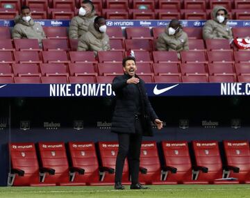 Simeone dando instrucciones desde la banda. 