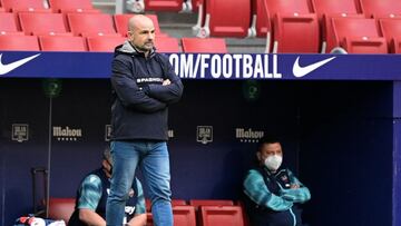 Levante&#039;s Spanish coach Paco Lopez stands on the sideline during the Spanish league football match between Club Atletico de Madrid and Levante UD at the Wanda Metropolitano stadium in Madrid on February 20, 2021. (Photo by JAVIER SORIANO / AFP)