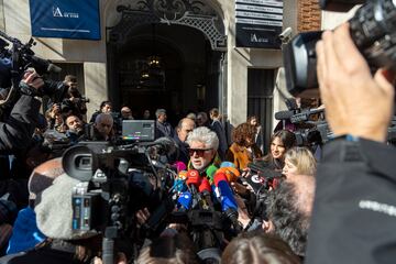 Pedro Almodvar atiende a los medios en la salida de la capilla ardiente del director Carlos Saura instalada en la Academia de Cine de Madrid. 