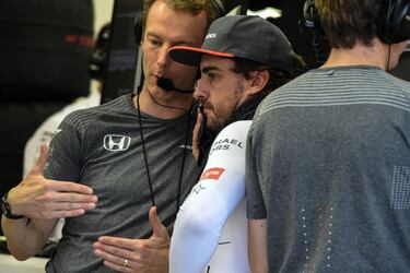 Fernardo Alonso hablando con uno de sus mecánicos.