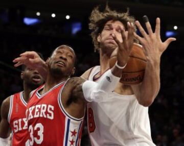 Robin López ante Robert Covington.