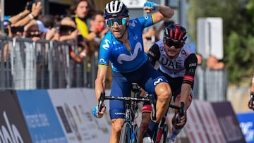 Alejandro Valverde celebra su victoria en la tercera etapa del Giro de Sicilia 2021.