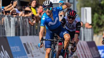 Alejandro Valverde celebra su victoria en la tercera etapa del Giro de Sicilia 2021.