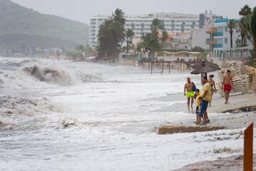 Algunos bañistas en la playa en Ibiza, Islas Baleares (España). 