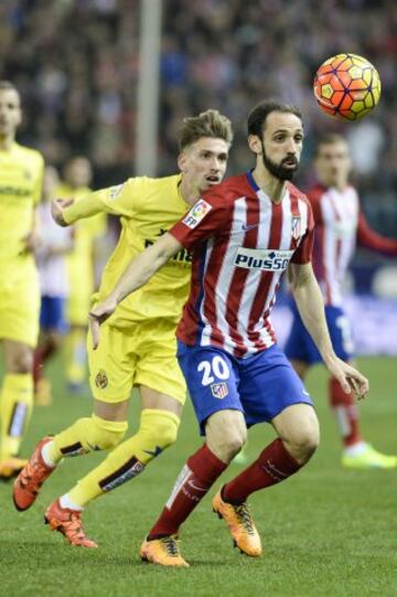 Samu Castillejo y Juanfran 