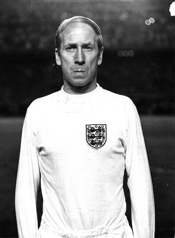 Con la selección inglesa, Charlton también marcó una época. Fue convocado a cuatro Mundiales (1958, 1962, 1966 y 1970). En el momento de su retirada era el jugador con más partidos internacionales de Inglaterra (106).