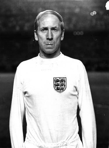 Con la selección inglesa, Charlton también marcó una época. Fue convocado a cuatro Mundiales (1958, 1962, 1966 y 1970). En el momento de su retirada era el jugador con más partidos internacionales de Inglaterra (106).
