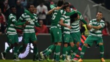 Jugadores del Sporting celebran el gol de Tanaka