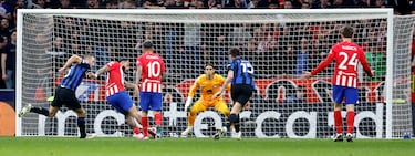 2-1. Gran pase de Koke a Memphis Depay, controla, deja a trás a De Vijr con un giro del cuerpo y con la pierna derecha, cruza el balón raso para superar a Yan Sommer.