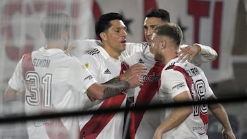 River Plate's forward Matias Suarez (2-R) celebrates with teammates forward Lucas Beltran (R), midfielder Enzo Perez (2-L), and midfielder Santiago Simon after scoring the team's second goal against Platense during the Argentine Professional Football League match at the Monumental stadium in Buenos Aires, on October 12, 2022. (Photo by JUAN MABROMATA / AFP)