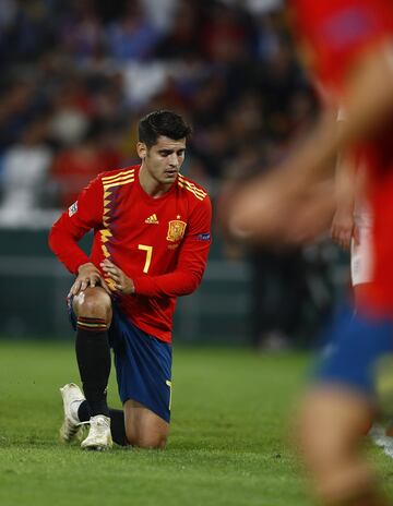 El jugador madrileño se encontraba concentrado con la selección española en las Islas Feroe cuando una banda de cacos decidió asaltar su domicilio, llevándose relojes y joyas. Durante el momento del robo, la mujer de Álvaro Morata, Alice Campello y sus hijos, se encontraban en esos momentos dentro de la vivienda.