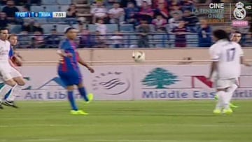 Ronaldinho, genio: pase gol sin mirar en el Clásico de Leyendas