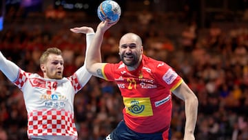 Joan Cañellas lanza durante un partido con la selección española de balonmano.