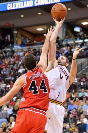 Kevin Love lanza ante Niko Mirotic.