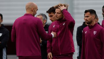 Rakitic, junto a Dmitrovic durante un entrenamiento del Sevilla.