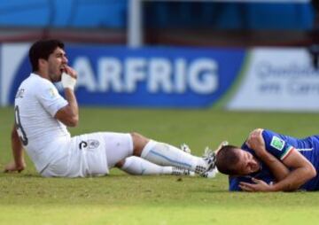 JUNIO 2014. Una de las imágenes del año: mordisco de Luis Suarez a Chiellini durante el Italia-Uruguay del Mundial de Brasil 2014. 
