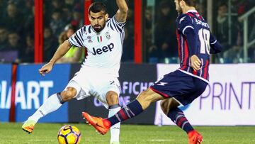 Tomás Rincón regate a aun defensor del Crotone