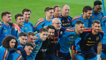 Navas, en el centro, con De la Fuente y los internacionales en la Ciudad Deportiva del Sevilla.