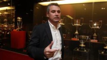 El ex delantero del Atlético de Madrid, en la sala de trofeos del club.