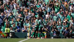 Borja Iglesias celebra el gol del último triunfo bético.