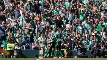 Borja Iglesias celebra su gol con Sabaly.