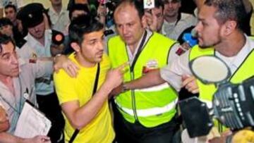 <b>RODEADO. </b>David Villa, a su salida de la terminal de Barajas, fue uno de los jugadores más aclamados en el regreso de Suráfrica.