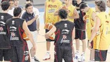 <b>LA VÍSPERA DEL DEBUT. </b>Tras diez días de concentración en San Fernando (Cádiz), la Selección española se entrenó ayer en Córdoba. Hoy llega el debut frente a China.