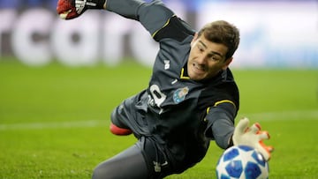 FILE PHOTO: Soccer Football - Champions League - Group Stage - Group D - FC Porto v Schalke 04 - Estadio do Dragao, Porto, Portugal - November 28, 2018  FC Porto&#039;s Iker Casillas during the warm up before the match  REUTERS/Miguel Vidal/File Photo