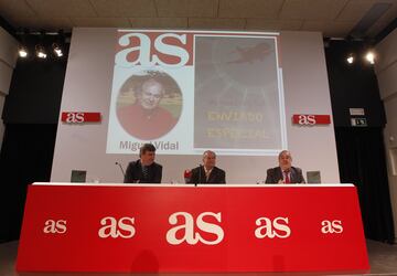 Presentación del libro "Enviado Especial" de  Miguel Vidal Perelló en la redacción del Diario AS. A su lado Miguel Cardenal y Alfredo Relaño. 