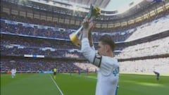 Sergio Ramos mostrando el Mundial de Clubes al Bernab&eacute;u.