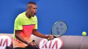 Otra vez Nick Kyrgios, esta vez con un corte de pelo con diseño, siguiendo la moda de los futbolistas.