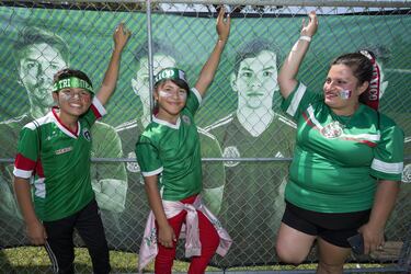Los aficionados mexicanos se presentaron con algarabía, másrcas y rostros pintados en el Rose Bowl de Pasadena.