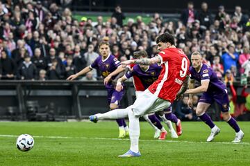 Parrott marca de penalti el primer gol del partido.