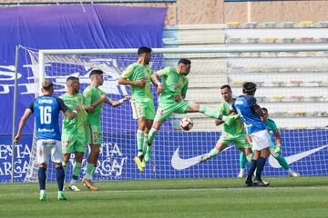 Víctor García disputa un balón.