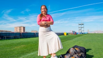 Patricia Rodríguez sobre un campo de fútbol.