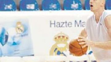 <b>TRASLADO.</b> Pat Burke ataca ahora la canasta de su ex equipo.