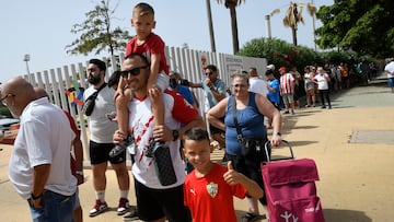 aficionados de la UD almería hacen cola a las ùertas del Estadio de Juegos Mediterraneos para renovar sus abonos para la tempirada 22/23