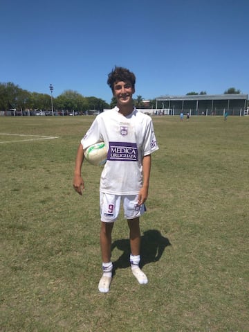 Es el hijo de Sebastián Abreu, cuenta con la nacionalidad mexicana, se desempeña como delantero y cuenta con 14 años de edad, con lo cual llegaría de 21 al Mundial de 2026. Ha obtenido la formación como jugador en las inferiores del Defensor de Montevideo.