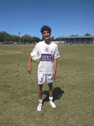 Es el hijo de Sebastián Abreu, cuenta con la nacionalidad mexicana, se desempeña como delantero y cuenta con 14  años de edad, con lo cual llegaría de 21 al Mundial de 2026. Ha obtenido la formación como jugador en las inferiores del Defensor de Montevideo.
