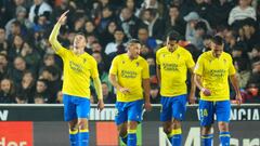 VALENCIA, SPAIN - JANUARY 06: Ruben Alcaraz of Cadiz CF (L) celebrates with teammates after scoring the team's first goal during the LaLiga Santander match between Valencia CF and Cadiz CF at Estadio Mestalla on January 06, 2023 in Valencia, Spain. (Photo by Aitor Alcalde/Getty Images)