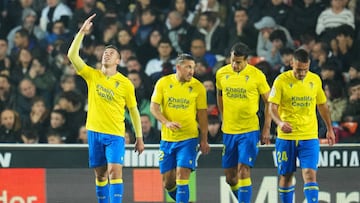 VALENCIA, SPAIN - JANUARY 06: Ruben Alcaraz of Cadiz CF (L) celebrates with teammates after scoring the team's first goal during the LaLiga Santander match between Valencia CF and Cadiz CF at Estadio Mestalla on January 06, 2023 in Valencia, Spain. (Photo by Aitor Alcalde/Getty Images)