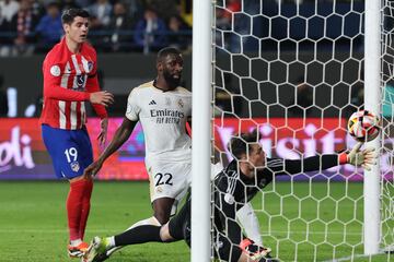 2-3. Centro lateral,  Kepa Arrizabalaga salta con Álvaro Morata, el guardameta vasco no consigue despejar,el balón da en el cuerpo de Antonio Rüdiger y termina en un autogol del central alemán del conjunto blanco.