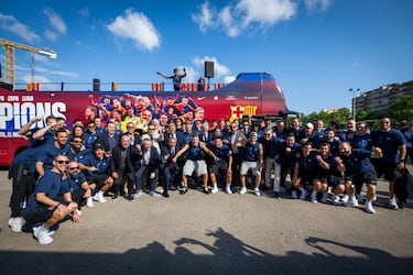 Jugadores, directivos y cuerpo técnico antes de salir por las calles de Barcelona.
